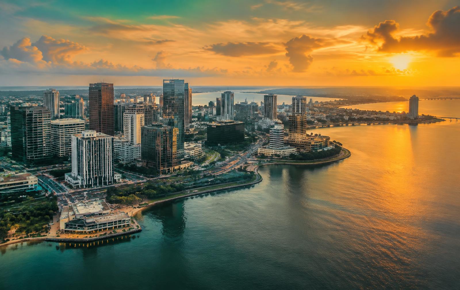 Abidjan — vue panoramique du front de mer au coucher de soleil
